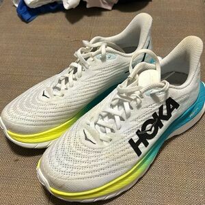 Woman's hoka mach5 in excellent condition